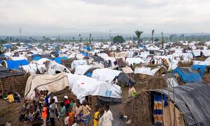 Picha pana ya kambi ya wakimbizi nchini Burundi, ikionyesha makao mengi ya muda na watu waliohamishwa. UNHCR inaomba ufadhili wa haraka wa kusaidia ulinzi wa wakimbizi na ujumuishaji wa wahamiaji wakati wa kuongezeka kwa shinikizo la kibinadamu.