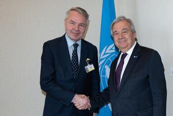 أرشيف: أمين عام الأمم المتحدة أنطونيو غوتيريش (يمين) ووزير خارجية فنلندا بيكا هافيستو