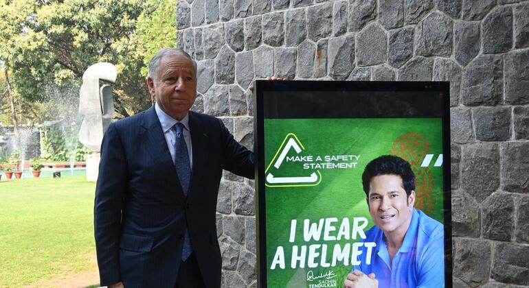 संयुक्त राष्ट्र महासचिव के सड़क सुरक्षा विशेष दूत ज़्याँ टॉड, भारत में सड़क सुरक्षा अभियान के शुभारम्भ पर सचिन तेंदुलकर के होर्डिंग के साथ.