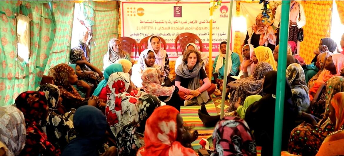 Fabrizia Falcione, Representante do UNFPA no Sudão (médio), encontra-se com mulheres deslocadas num espaço seguro no Acampamento de Goz Al Salam, Estado do Nilo Branco, Sudão.