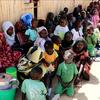 النساء والأطفال النازحات في مخيم غوز، ولاية النيل الأبيض، السودان.