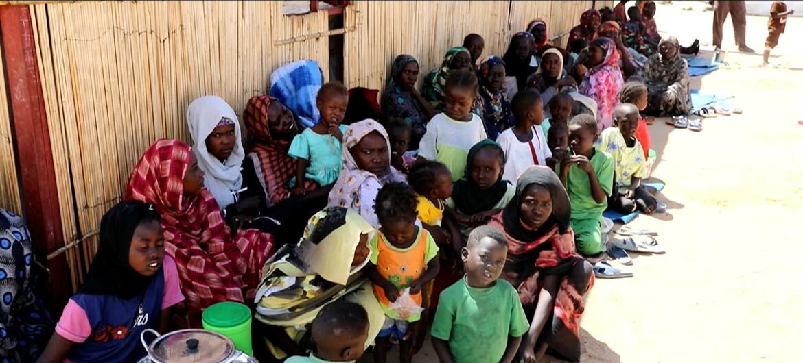 النساء والأطفال النازحات في مخيم غوز، ولاية النيل الأبيض، السودان.