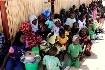 النساء والأطفال النازحات في مخيم غوز، ولاية النيل الأبيض، السودان.