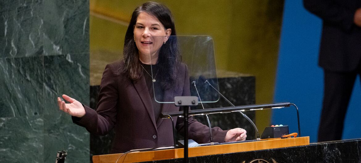 La ministre allemande des Affaires étrangères, Annalena Baerbock, s'exprimant sur le podium de l'Assemblée générale des Nations unies à l'occasion de la Journée internationale du souvenir des victimes de l'esclavage et de la traite transatlantique des esclaves.