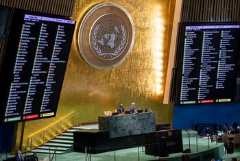 The UN General Assembly voting board displays the results of a resolution on the Transatlantic Slave Trade, showing 123 votes in favour, 52 abstentions, and 3 against (Argentina, Israel, USA).