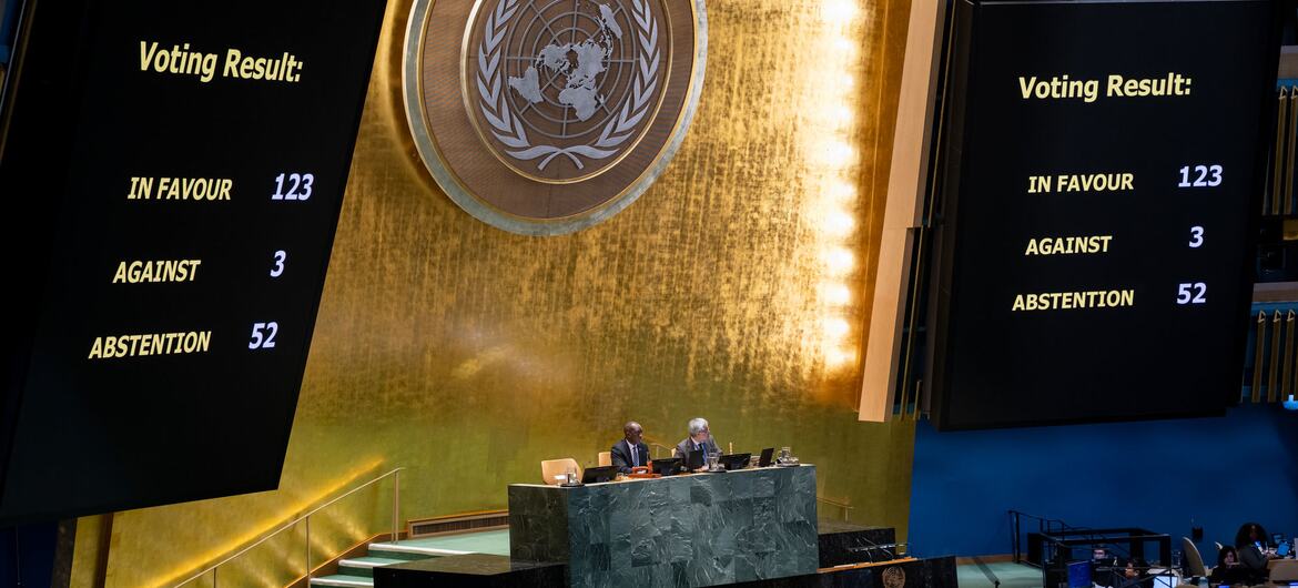 Résultats du vote à l'Assemblée générale des Nations unies sur la résolution déclarant la traite des Africains réduits en esclavage et l'esclavage racialisé des Africains comme le plus grave crime contre l'humanité a été adoptée par 123 voix en faveur, l'Argentine, Israël et les États-Unis ont voté contre et 52 États membres se sont abstenus.