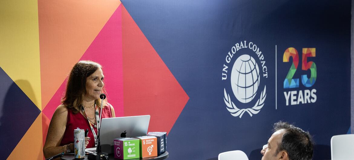Anabela falando em um evento do Pacto Global das Nações Unidas em Portugal.