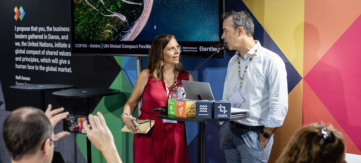 Dois palestrantes no Pavilhão do Pacto Global das Nações Unidas em Belém, Portugal, discutindo a ação climática e a infraestrutura baseada em dados durante a COP30.