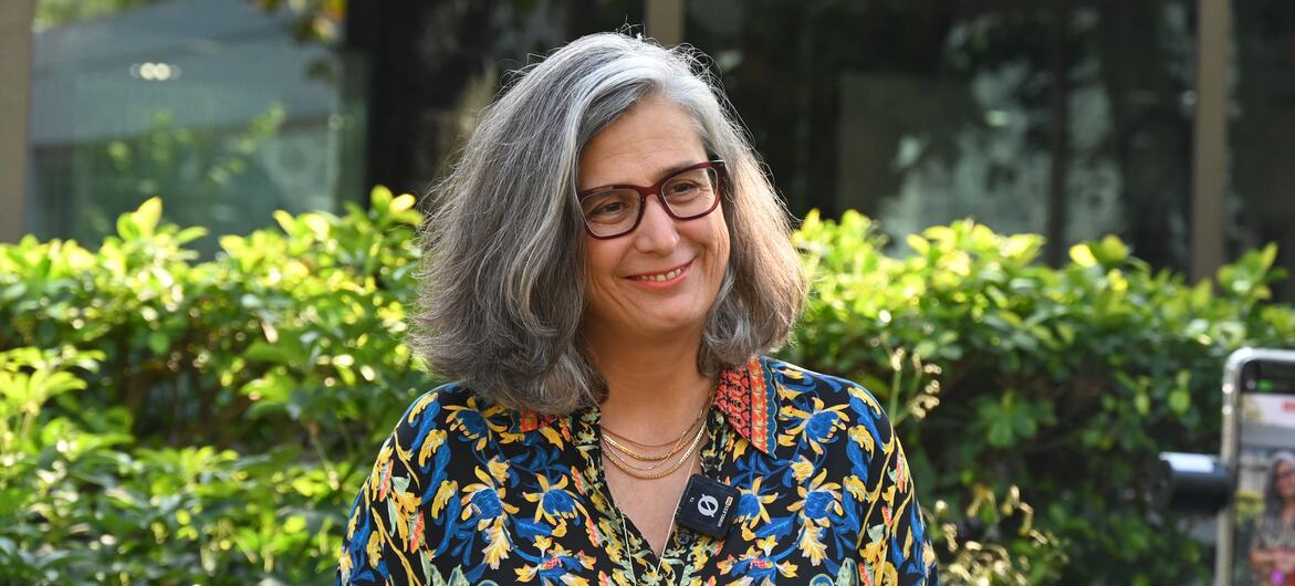UN-Habitat की कार्यकारी निदेशक, अनाक्लॉदिया रोसबाख़, नई दिल्ली में यूएन न्यूज़ से बातचीत करते हुए.