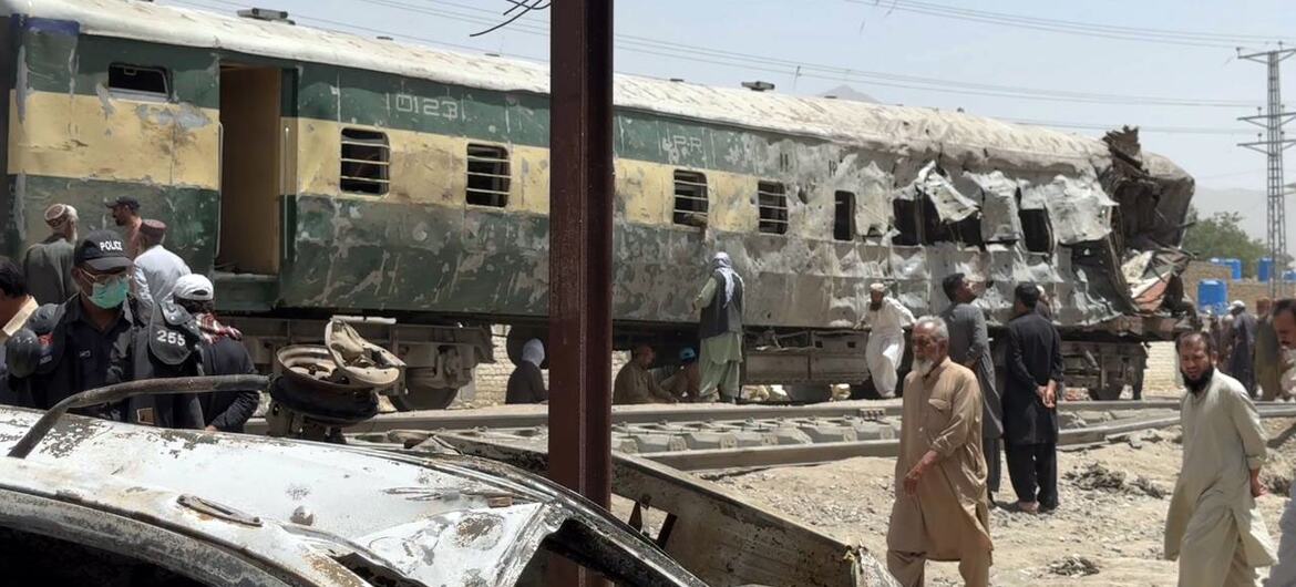 کوئٹہ، پاکستان میں ریلوے ٹریک پر ایک ٹرین کی گاڑی کو کار بم حملے کے بعد نقصان پہنچا۔ مرد اور پولیس اہلکار موقع پر موجود ہیں۔