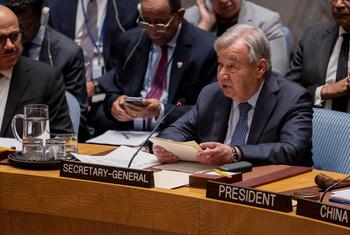 El Secretario General de la ONU, António Guterres, habla en un podio durante una reunión del Consejo de Seguridad de la ONU en Nueva York.