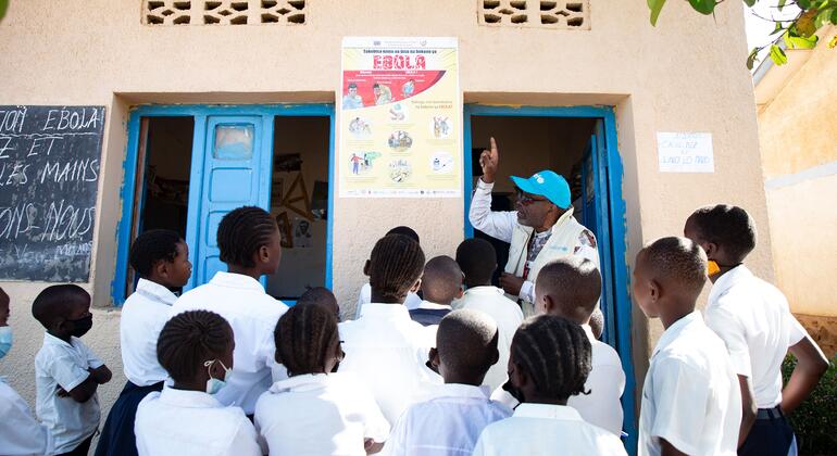 Afisa wa WASH wa UNICEF anaelezea hatua za kuzuia Ebola kwa kikundi cha wanafunzi katika shule ya msingi huko Bunia, Jamhuri ya Kidemokrasia ya Kongo.