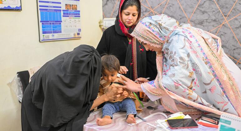 پاکستان کے شہر کوئٹہ میں شہید بینظیر بھٹو ہسپتال میں صحت کے کارکنوں نے ایک چھوٹے بچے کے درمیان بازو کے گھیرے (ایم یو اے سی) کی پیمائش کی۔