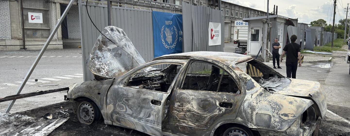 Voiture brûlée devant une installation endommagée du PAM à Dnipro, en Ukraine.