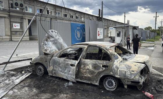 Ukraine: Russian attack destroys humanitarian food aid in Dnipro