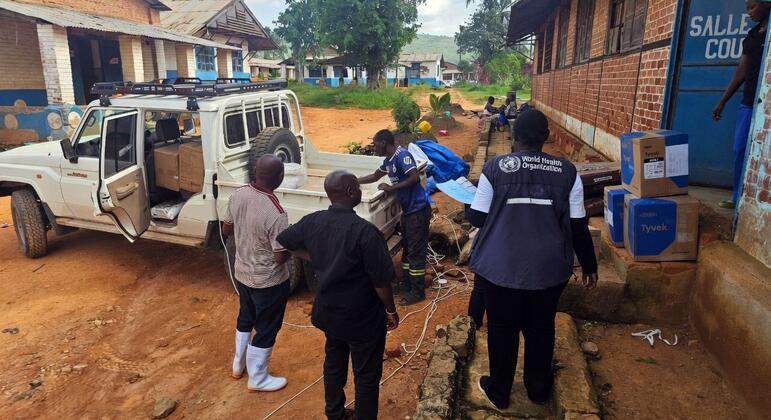 Wafanyakazi wa Shirika la Afya la Umoja wa Mataifa (WHO) wanapakua vifaa kutoka kwenye gari katika kliniki moja nchini Jamhuri ya Kidemokrasia ya Kongo.