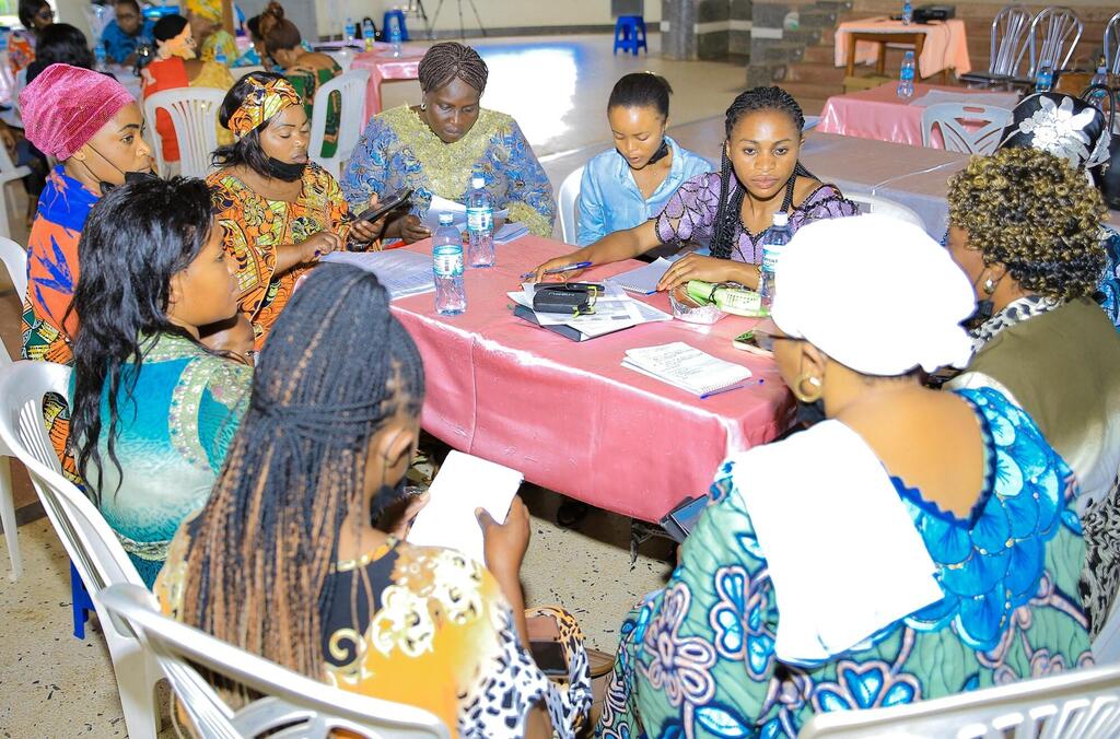 Wanawake wamekusanyika karibu na meza ya usajili katika semina ya MONUSCO huko Lubero, Kivu Kaskazini, Jamhuri ya Kidemokrasia ya Kongo.