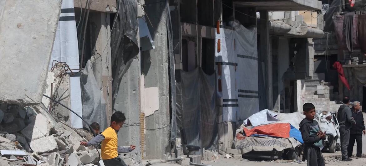 Des enfants jouent au football parmi les décombres à Gaza.