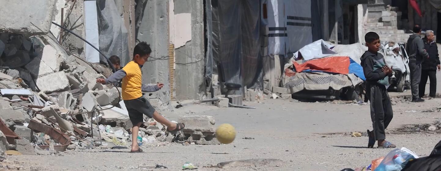 Des enfants jouent au football parmi les décombres à Gaza.