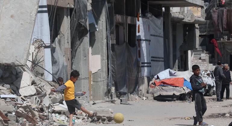 Niños juegan al fútbol entre los escombros en la ciudad de Gaza.