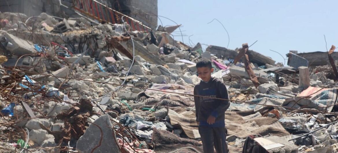 Un jeune garçon palestinien marche à travers les décombres et les débris d'un bâtiment détruit à Gaza.