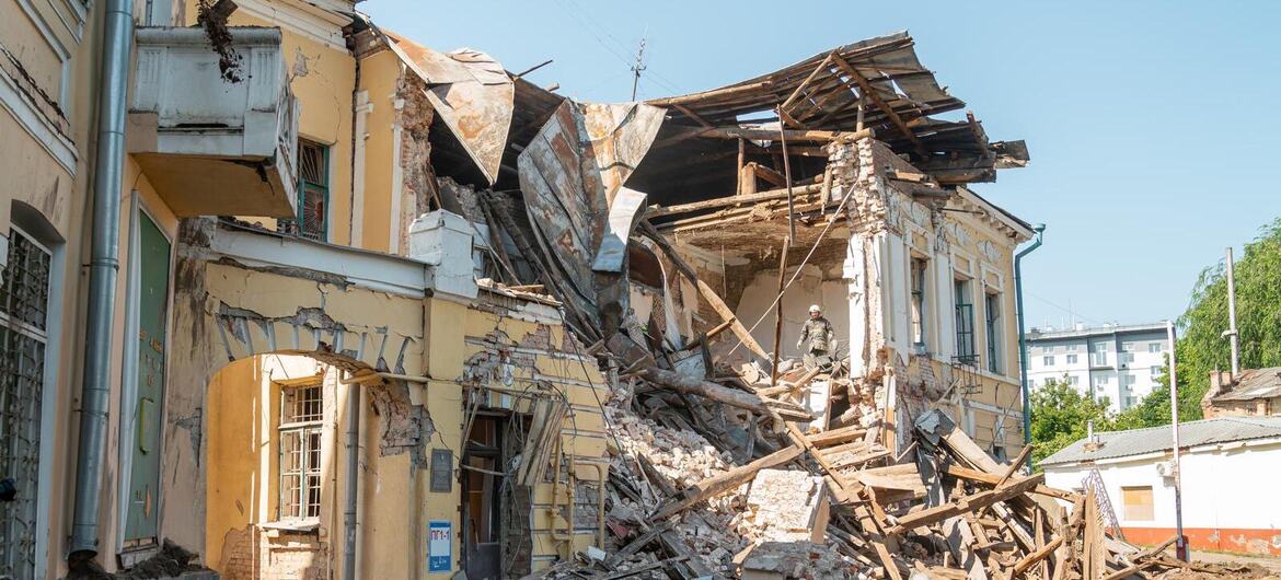 Солдат стоит среди руин разрушенного здания в Харькове, Украина.