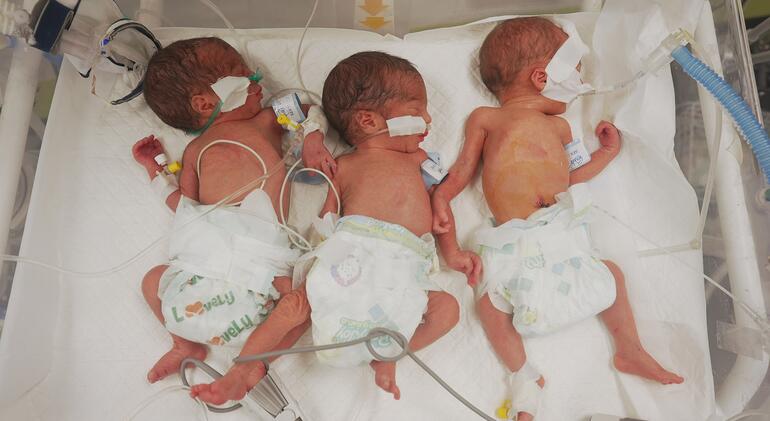 Tres recién nacidos prematuros se encuentran en una única incubadora en el Hospital Materno Al-Helal Al-Emirati en Rafah, Gaza, destacando el grave hacinamiento y la escasez de recursos médicos en la unidad.