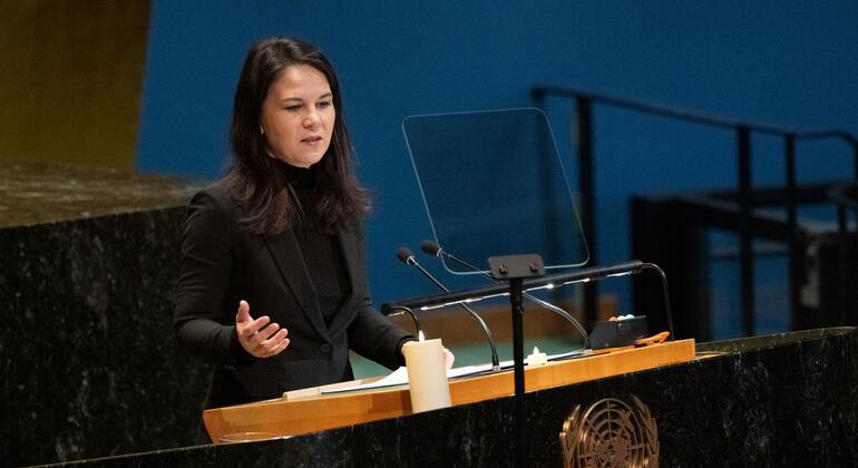 联合国大会主席Annalena Baerbock在联合国举行的大屠杀纪念仪式上发表讲话.