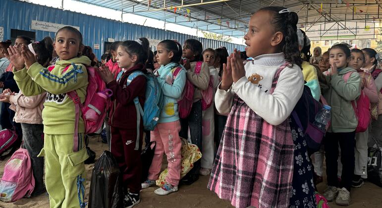 Los niños palestinos participan en una actividad escolar en un centro de aprendizaje temporal en Gaza apoyado por UNICEF.