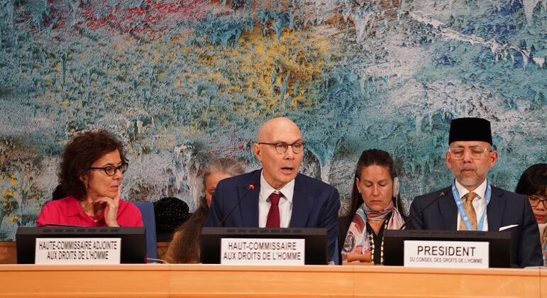 فولكر تورك، مفوض الأمم المتحدة السامي لحقوق الإنسان، يقدم تحديثه العالمي حول الدورة 61 لمجلس الأمم المتحدة لحقوق الإنسان في قصر الأمم في جنيف.