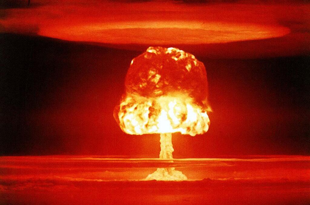 L'essai nucléaire Castle Romeo, une immense nuée en forme de champignon provenant de l'essai de la bombe à hydrogène américain de 1954 à l'atoll de Bikini, aux îles Marshall.