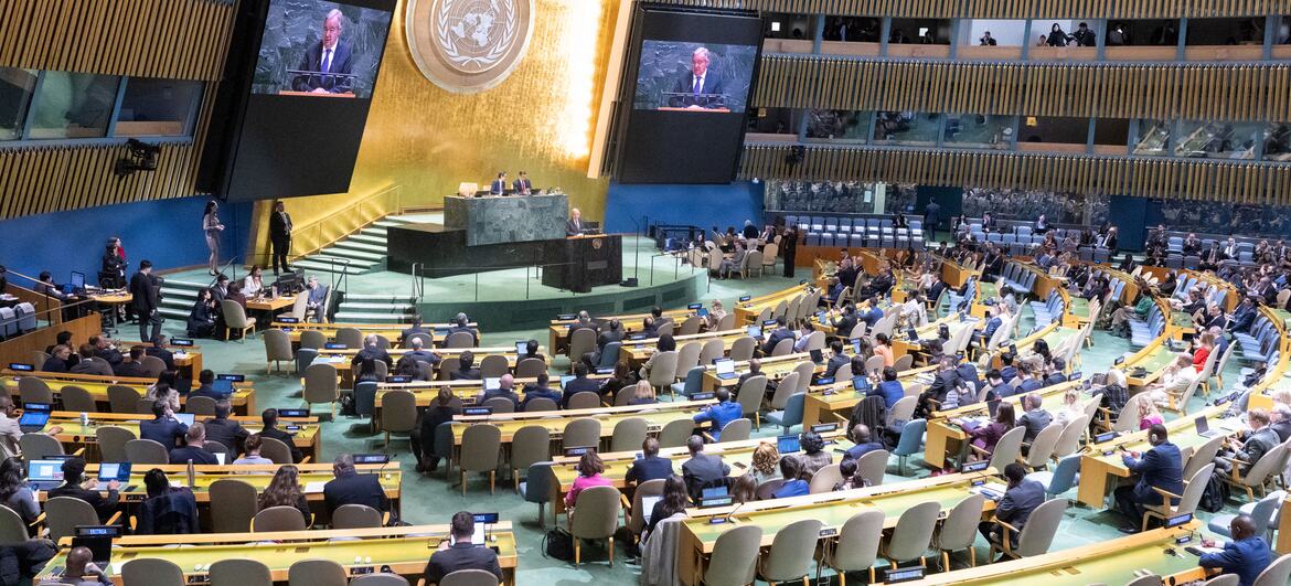 Uma vista ampla do salão da Assembleia Geral das Nações Unidas durante a Décima Primeira Conferência de Revisão das Partes no Tratado de Não Proliferação de Armas Nucleares (TNP), realizada em Nova York em 27 de abril de 2026.