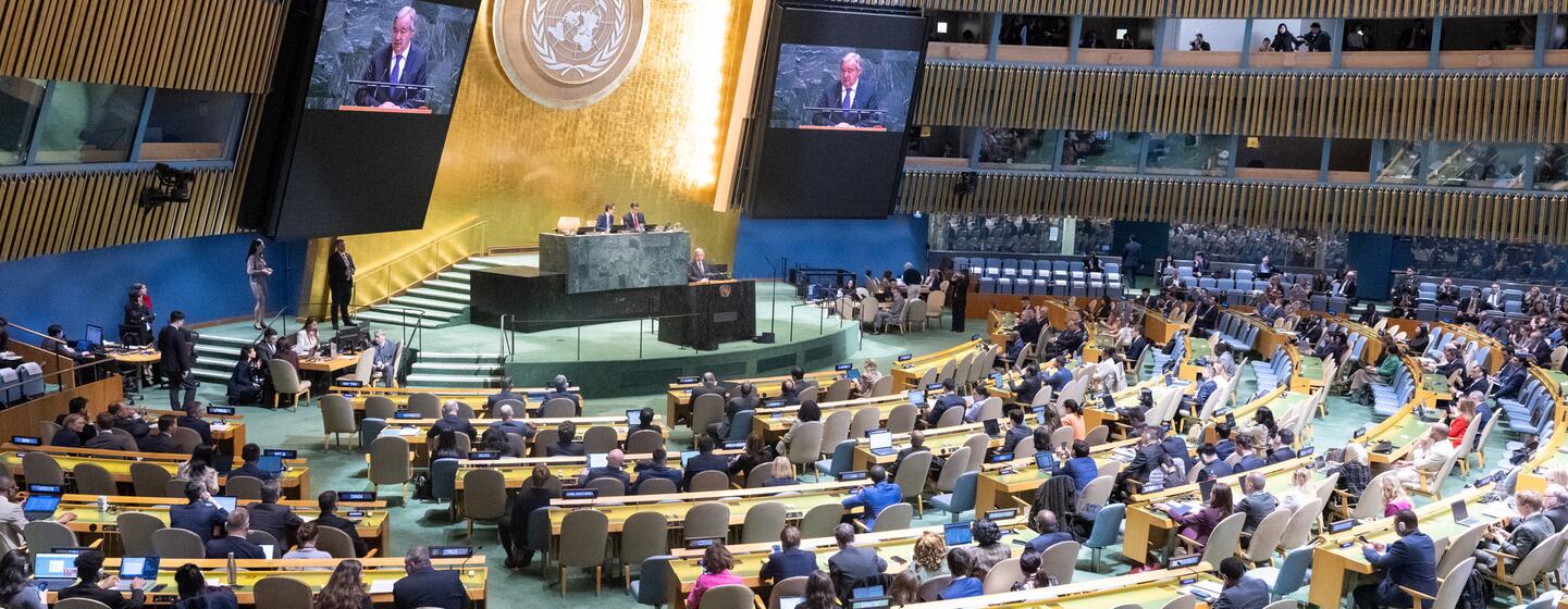 Une vue d'ensemble de la salle de l'Assemblée générale des Nations Unies lors de la onzième Conférence d'examen des Parties au Traité sur la non-prolifération des armes nucléaires (TNP) tenue à New York, le 27 avril 2026.