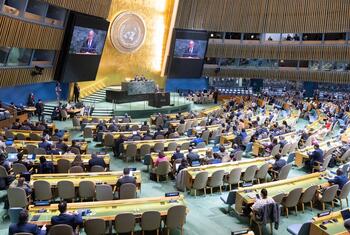 Une vue d'ensemble de la salle de l'Assemblée générale des Nations Unies lors de la onzième Conférence d'examen des Parties au Traité sur la non-prolifération des armes nucléaires (TNP) tenue à New York, le 27 avril 2026.