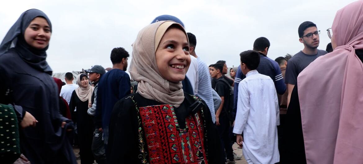 فتاة فلسطينية بعد صلاة عيد الأضحى في ساحة السرايا، وسط قطاع غزة