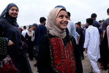 فتاة فلسطينية بعد صلاة عيد الأضحى في ساحة السرايا، وسط قطاع غزة