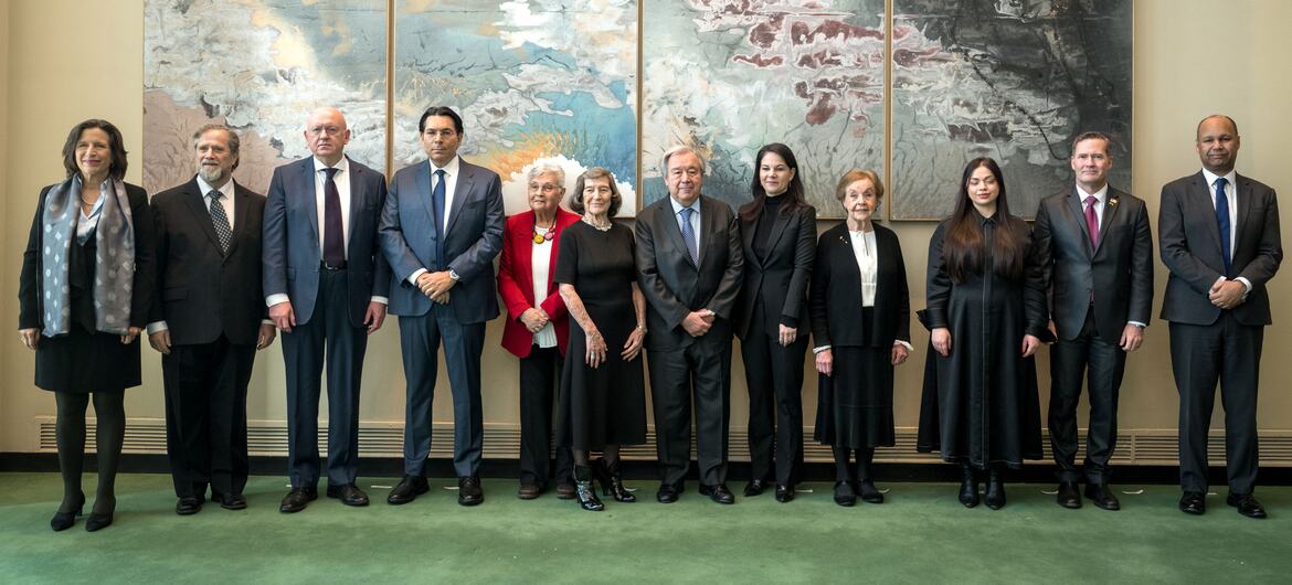 Group photo of UN officials and Holocaust survivors during the International Day of Commemoration in Memory of Victims of Holocaust.