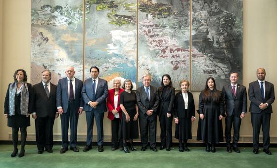 Групповое фото официальных лиц ООН и выживших от Холокоста во время Международного дня памяти жертв Холокоста.