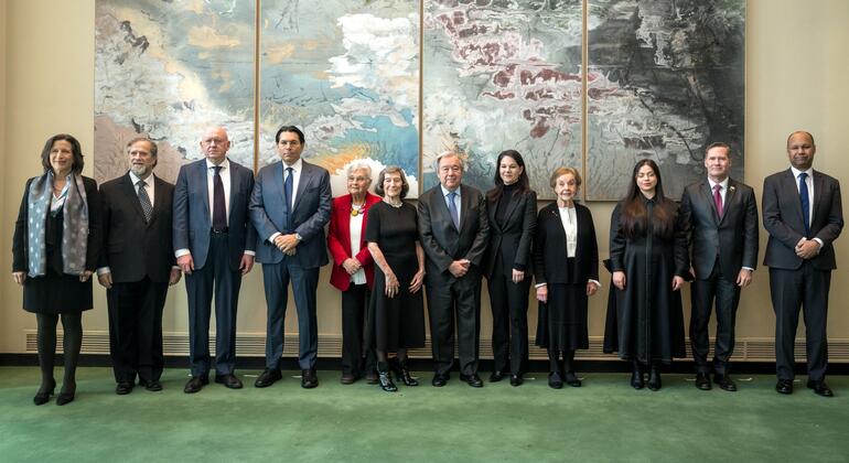 联合国官员和大屠杀幸存者在纪念大屠杀受害者国际纪念日期间的团体照片.