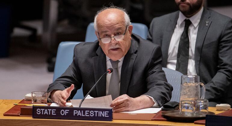 رياض منصور المراقب الدائم لدولة فلسطين لدى الأمم المتحدة، يتحدث إلى مجلس الأمن بشأن الوضع في الشرق الأوسط.