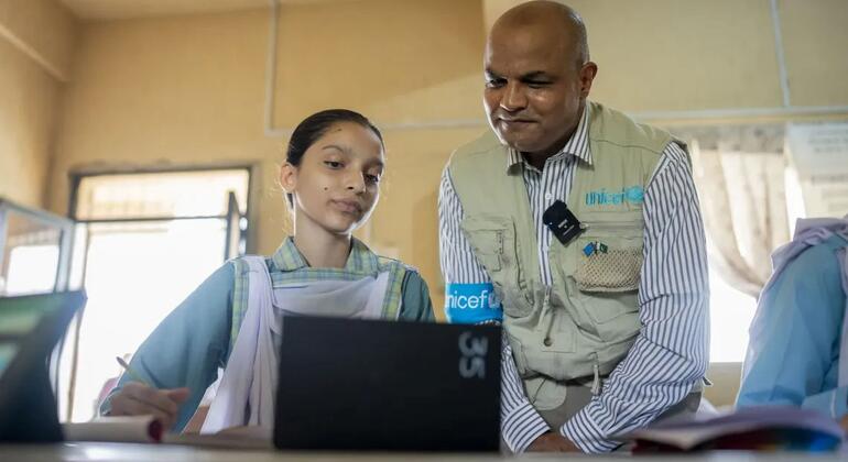 پاکستان میں ایک نوجوان لڑکی یونیسف کے عملے کے ایک رکن کی مدد سے ایک لیپ ٹاپ کا استعمال کرتی ہے، جس میں سندھ سیکھنے کے پاسپورٹ پروگرام پر روشنی ڈالی گئی ہے جو لڑکیوں کو ڈیجیٹل تعلیم کے ذریعے بااختیار بناتا ہے۔