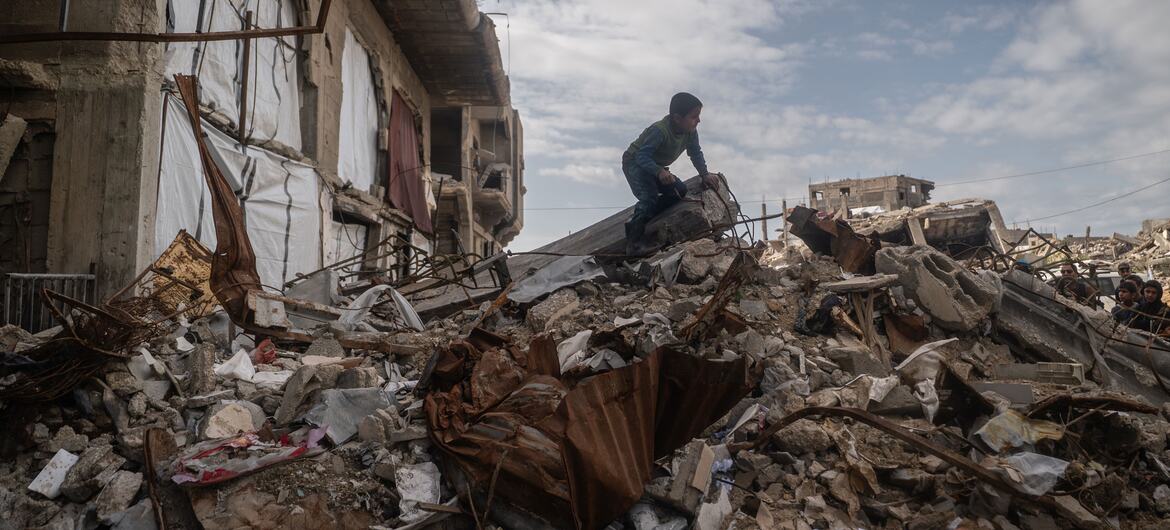 Un enfant navigue à travers les décombres et les décombres de Beit Lahia, à Gaza, à la suite de la destruction pendant la guerre.