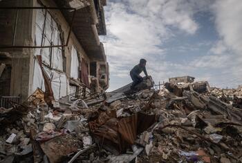 Un enfant navigue à travers les décombres et les décombres de Beit Lahia, à Gaza, à la suite de la destruction pendant la guerre.