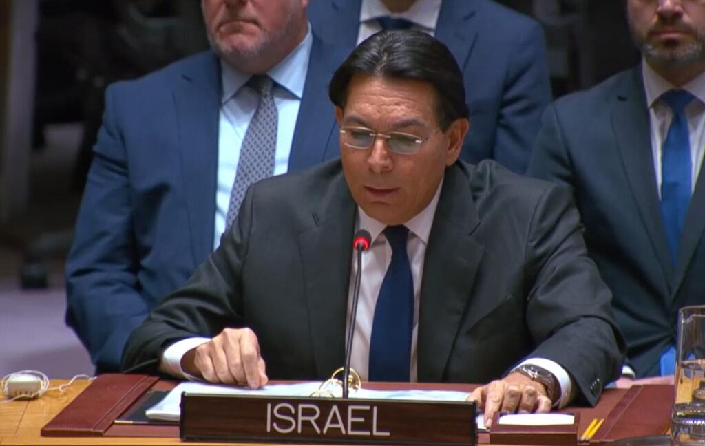 Mwanamume aliyevaa suti akitoa hotuba katika mkutano wa Umoja wa Mataifa, akiwa na bamba lililoandikwa 'ISRAEL' mbele yake.