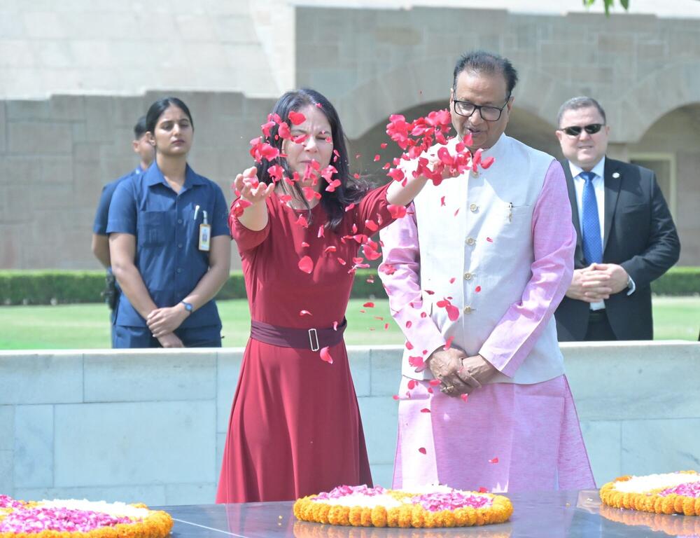 संयुक्त राष्ट्र महासभा अध्यक्ष ऐनालेना बेयरबॉक, नई दिल्ली स्थित महात्मा गाँधी स्मारक में श्रद्धाँजलि अर्पित करते हुए.