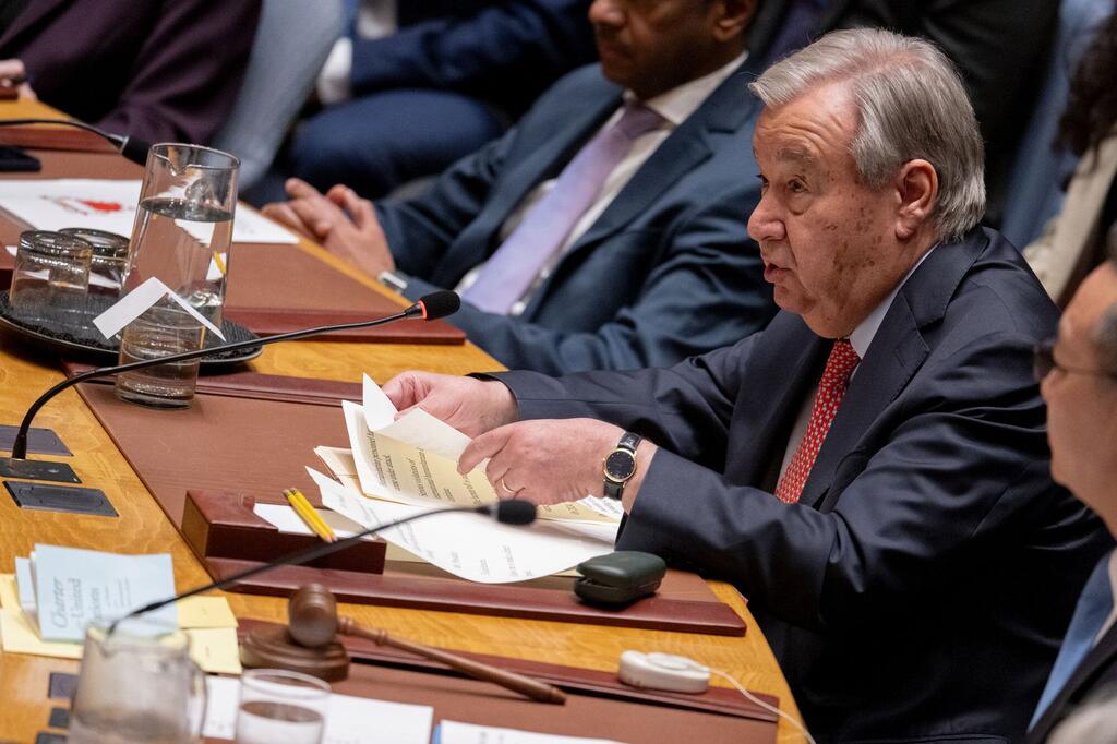 Katibu Mkuu wa Umoja wa Mataifa António Guterres akitoa hotuba katika mkutano wa Baraza la Usalama kuhusu kudumisha amani na usalama wa Ukraine.