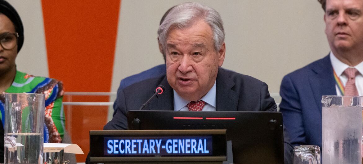 Le secrétaire général de l'ONU, António Guterres, s'exprimant sur un podium lors d'une réunion du Conseil de sécurité de l'ONU à New York.