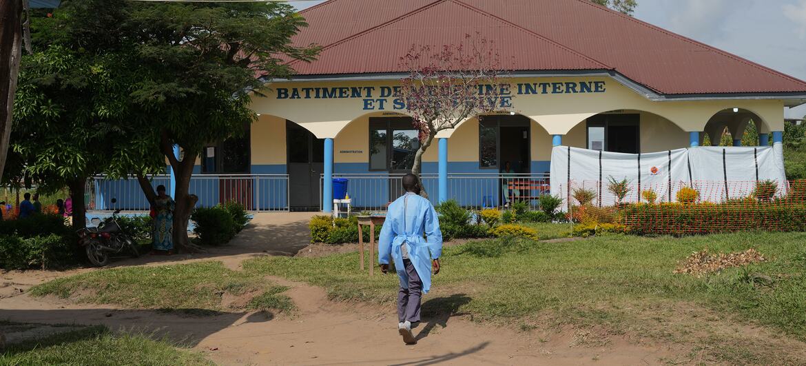 Equipe de saúde pública reforça medidas preventivas no Hospital Geral de Referência de Rwampara, na Província de Ituri, na República Democrática do Congo, em 28 de maio de 2026, durante uma resposta da OMS a um surto de Ebola.