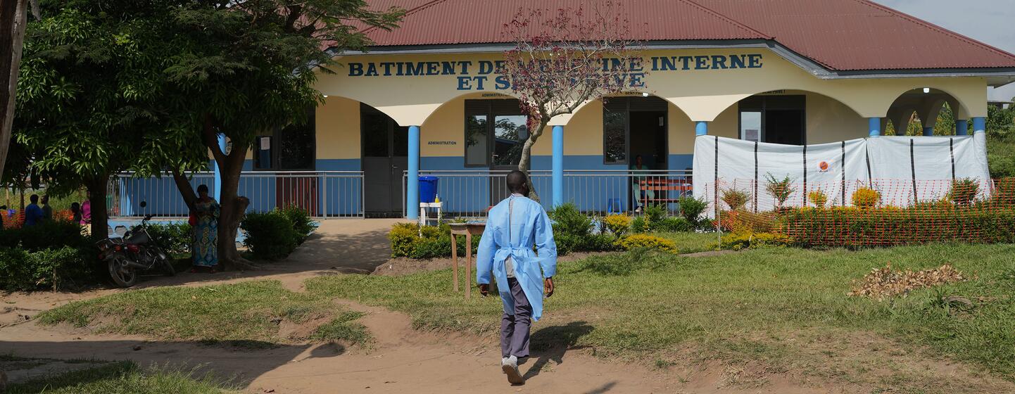 L'équipe de santé publique renforce les mesures préventives à l'hôpital général de référence de Rwampara, dans la province d'Ituri, en RDC, le 28 mai 2026, lors d'une réponse de l'OMS à une épidémie d'Ebola.