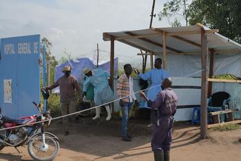 Des équipes de santé publique en équipement de protection gèrent une réponse à l'épidémie d'Ebola à l'entrée de l'hôpital général de référence de Rwampara, dans la province d'Ituri, en RDC.